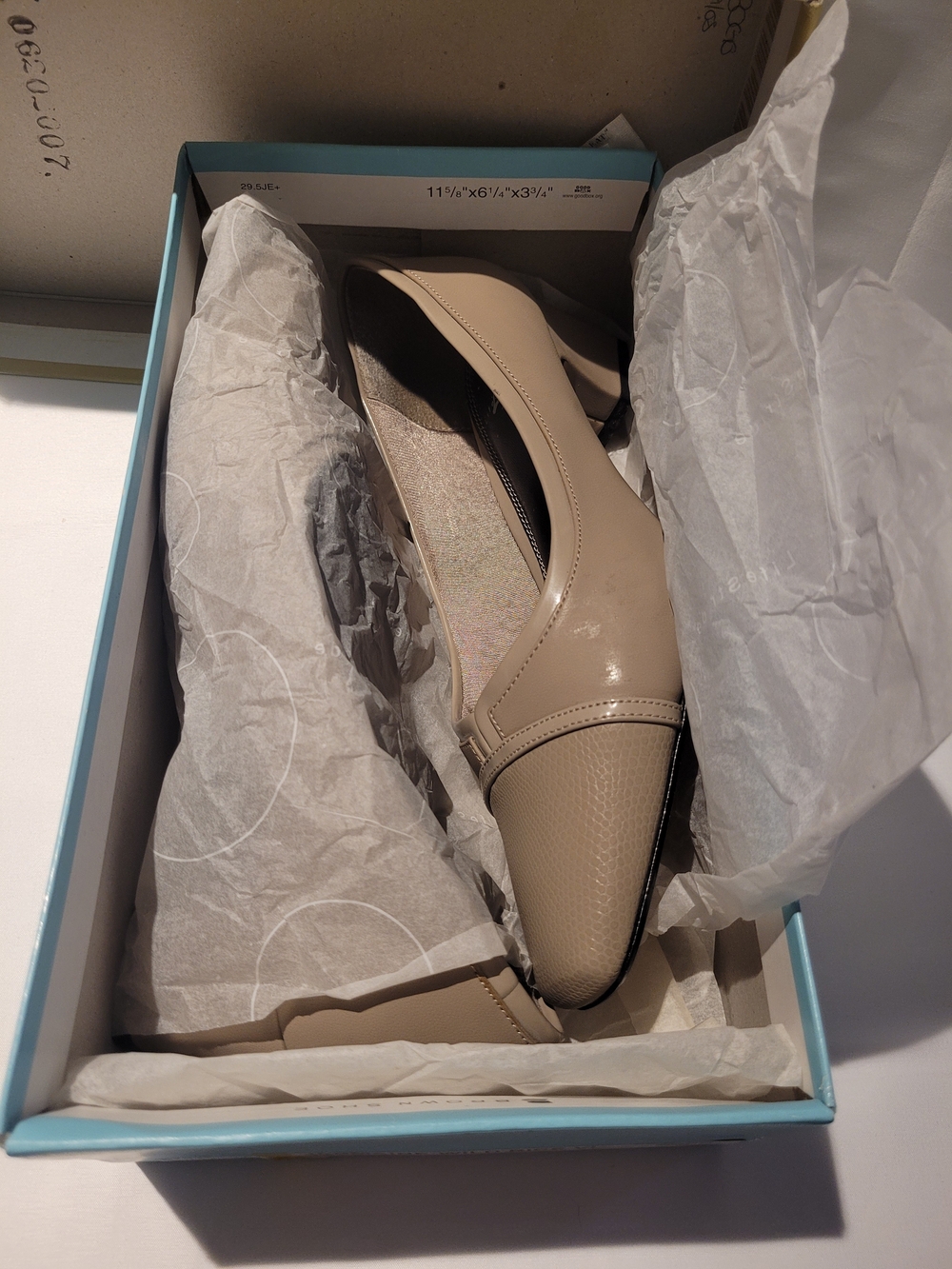 LifeStride Women's Beige Low Block Heel Pumps with Textured Toe Cap Size 8M - Picture 7 of 7